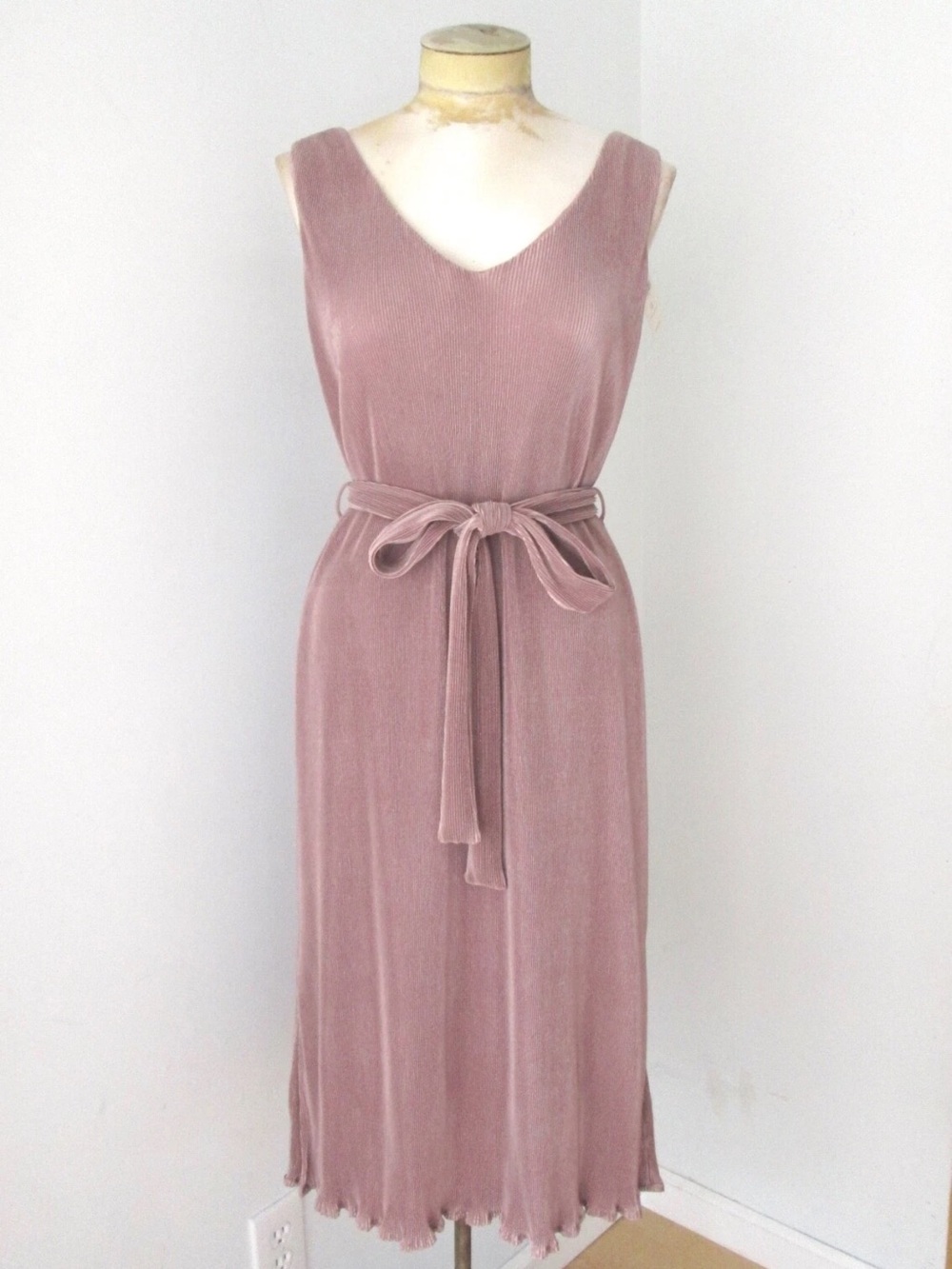 Anthro HD in Paris Sleeveless V-Neck Midi Dress in Dusty Rose with Waist Tie$138